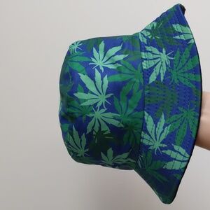 Pot leaves reversible bucket hat